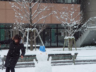 雪だるまと学生