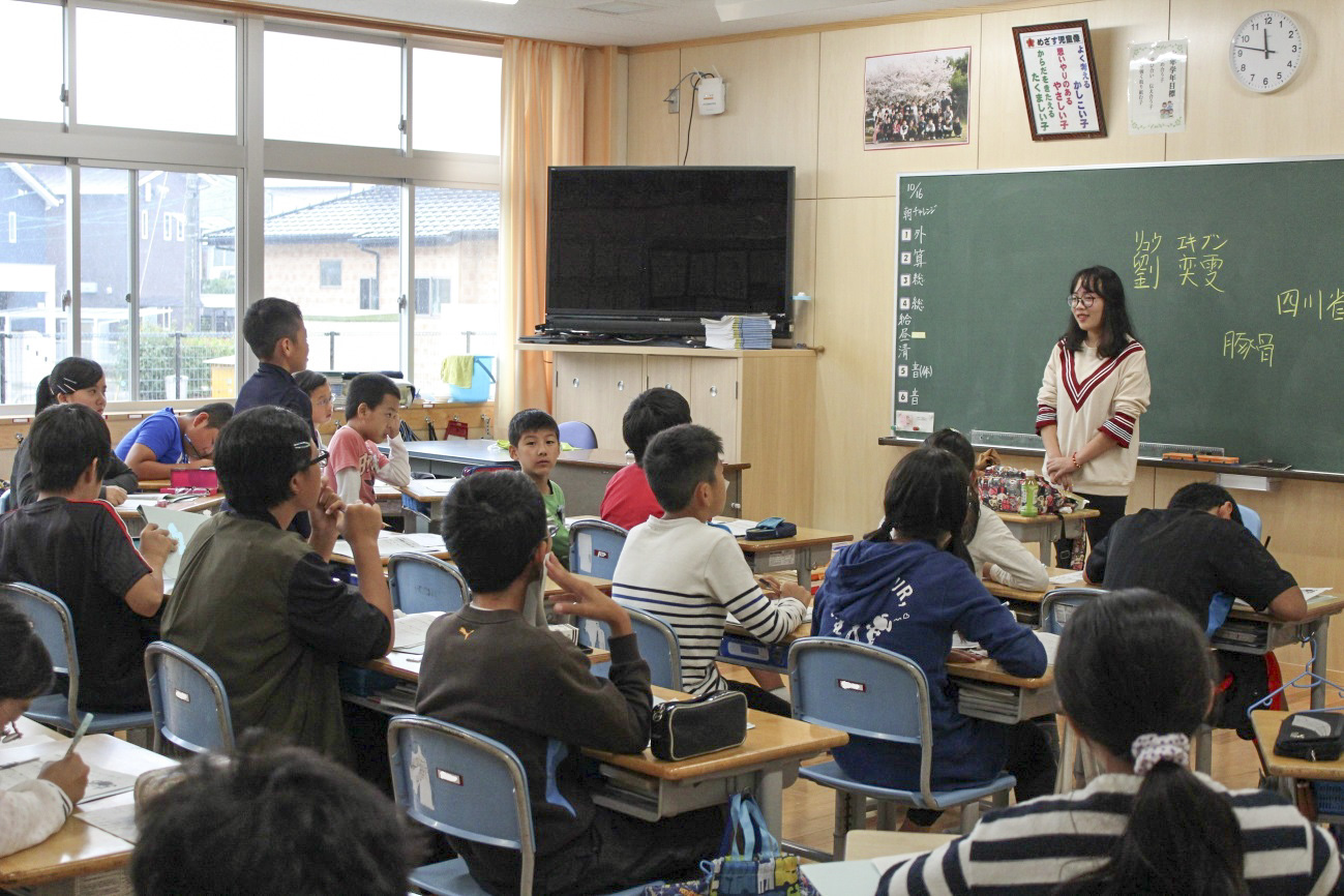 【社会貢献】佐世保市立広田小学校で国際交流を行いました。