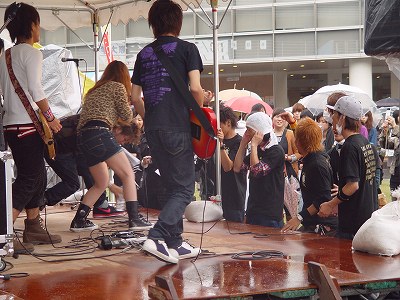 雨の中でも学生ライブは大盛り上がり！