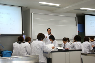 2010薬学科の学習風景