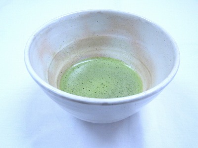 薄茶。淡い緑色がとても素敵です