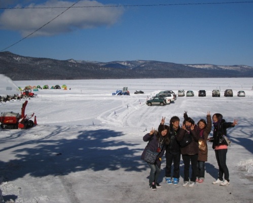 目の前は、凍っている阿寒湖です。
