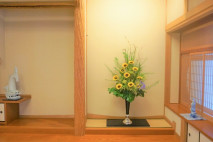 茶道文化研究所のお茶室（正面：ウクライナの国花ヒマワリ、左：シャチホコ、右：龍上観音）
