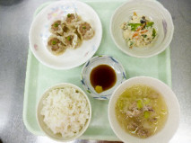 主食：麦ごはん、主菜：エビシュウマイ、副菜：大根のスープとスナップエンドウの白和え