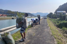 【地域貢献】南風崎2区宮村川河口土手の草刈りに参加しました。