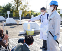 環境毒性学研究室の佐藤博先生と佐世保水道局担当者による一次処理水の採取の様子
