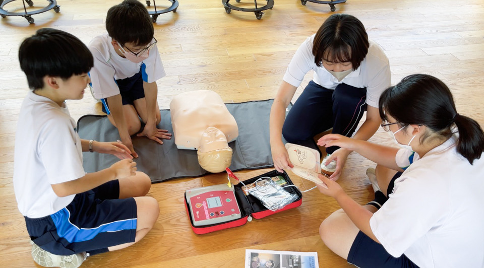 【社会福祉学科】九州文化学園小中学校において保健体育の授業「BSL（一次救命処置）」を実施しました