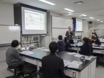 藤田薬学部長による長崎国際大学薬学部の説明