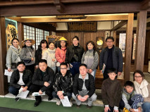 中冨記念くすり博物館の薬舗（江戸時代の薬屋）での記念撮影