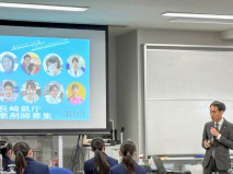 桑原室長（長崎県庁薬務行政室）による行政薬剤師の仕事説明