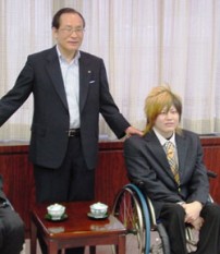 2009世界車いすバスケットボール選手権日本代表の永江一徳君が佐世保市長を表敬訪問