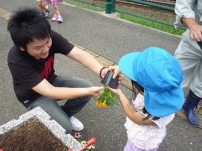 【国際交流】昭徳保育園と花植えを行いました。