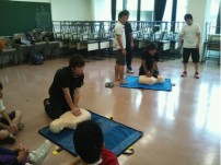 【国際観光学科】教養セミナーで救急救命講習を実施しました。