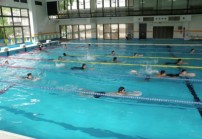 【国際観光学科】佐世保市立温水プールにて「スポーツ実技・水泳」の授業が行われました。