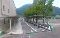【学生生活】駐輪場がリニューアル。屋根付場所の拡張と路面の整備を行いました。