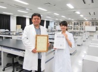 【薬学科】生化学研究室の美肌菌研究が「博慈会オープンセサミ賞」を受賞
