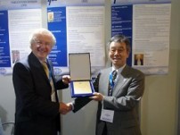 【薬学科】国際臨床化学会（IFCC)常任理事の濱崎先生が、日本臨床化学会創立５０周年記念の盾をIFCCより受理されました。