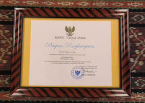 【国際観光学科】細田亜津子教授が、インドネシア共和国タナ・トラジャ県より表彰されました