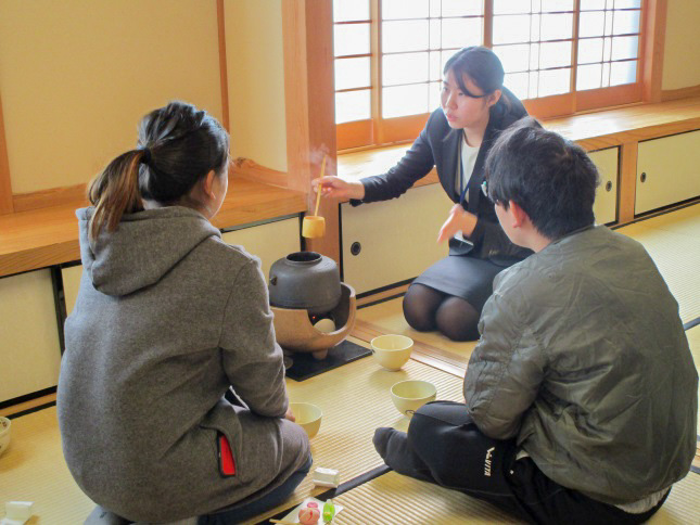 【社会連携】長崎日本語学院の学生と本学学生との茶道文化交流