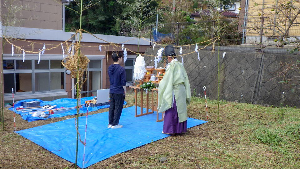 ①発掘調査の安全を祈願し、横瀬神社協力のもと地鎮祭を実施。